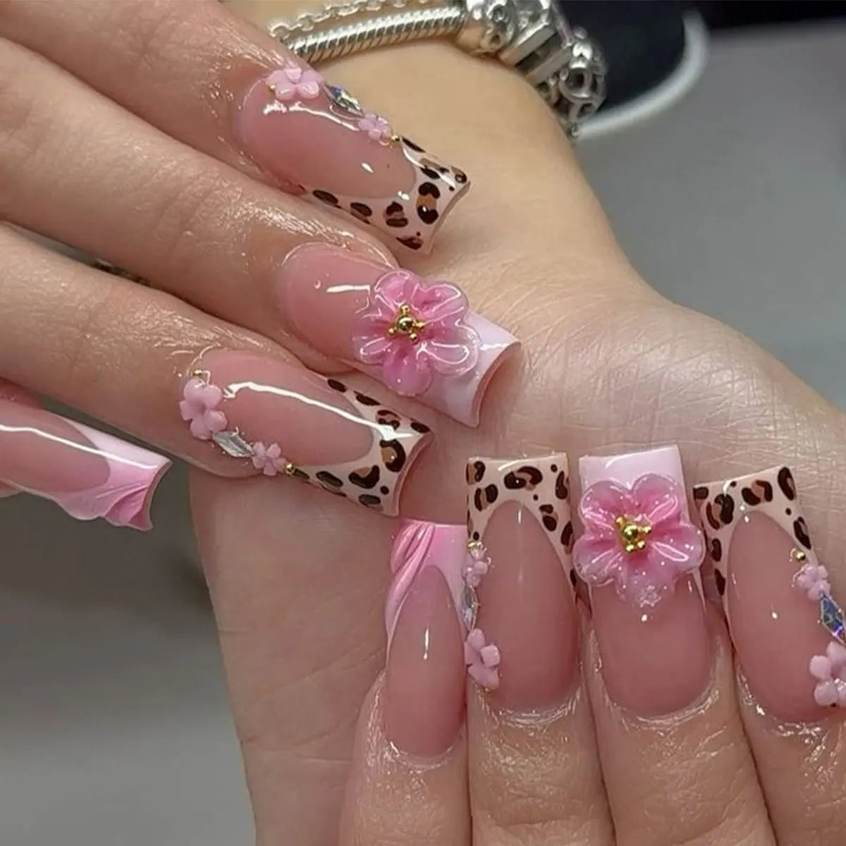 ✧ Decorative Press-On Nails · 24 Pieces